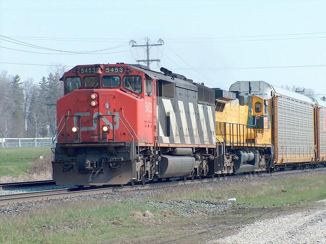 CN 5453 leads UP 9696 on 271 Ingersoll Ontario 4-19-05