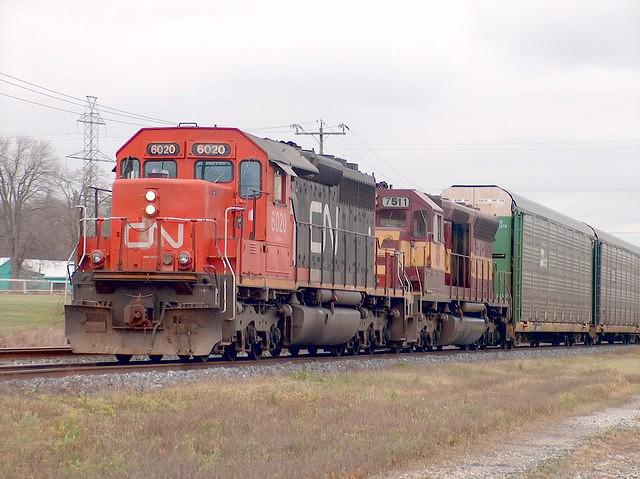 CN 6020 leads WC 7511 on 271 as it leaves Ingersoll Ontario 11-16-05