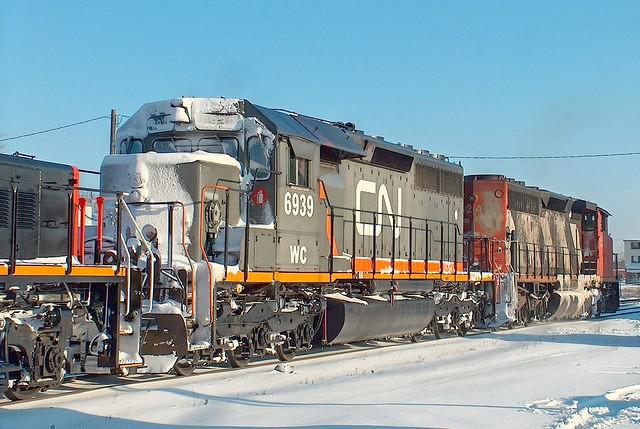 CN/WC 6939 arrives on 276 Ingersoll Ontario 12-9-05
