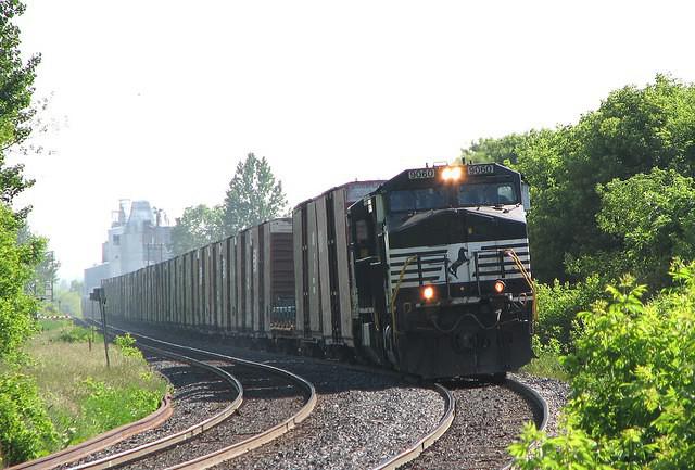 NS 9060 leads 327 through Ingersoll Ontario 09:31 1 frame, 34 cubes. 6-16-06