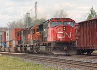 CN 5772 leads FURX ex BNSF 8100 on 148 through Woodstock Ontario 5-13-06