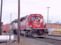 CP 6017 looking a little worse for wear.
Additional photos of the crash can be found at http://www.geocities.com/
trainpictures2004/ooopsie.htm