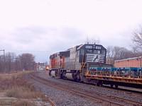 BNSF 4535 and NS 6636 meet CN 330 in Ingersoll 11-25-04