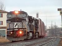 NS 8427 leads 327 through Ingersoll, 43 cubes, 2 frame and 9 hoppers 1-21-06
