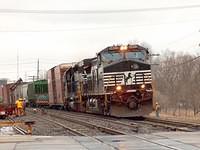 NS 9403 leads NS 6118 Ingersoll Ontario, 1 frame, 2 hoppers and 23 cubes 3-22-06 9:40